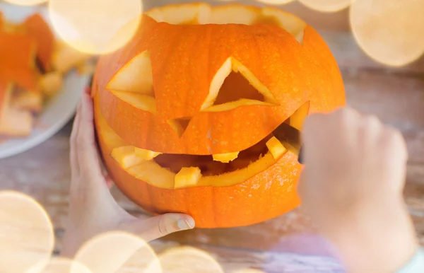 Närbild av kvinna med pumpor hemma — Stockfoto