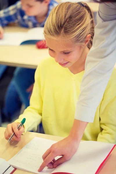 Grupo de escolares prueba de escritura en el aula — Foto de Stock