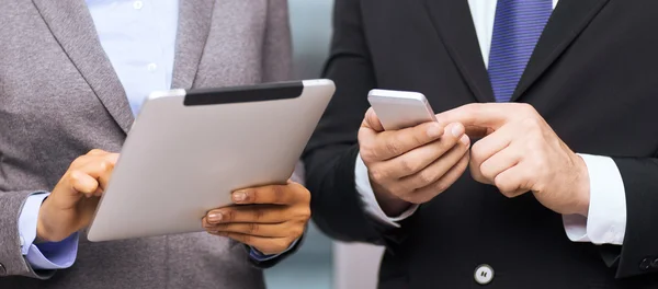 Två företagare med smartphone och tablet pc — Stockfoto