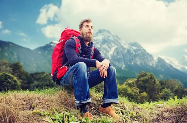 Homem com mochila caminhadas — Fotografia de Stock