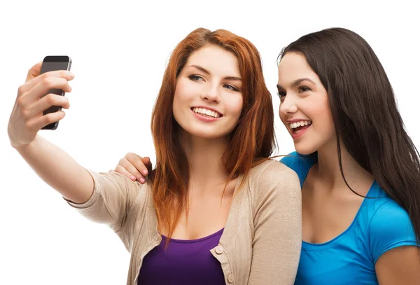 Two smiling teenagers with smartphone — Stock Photo, Image