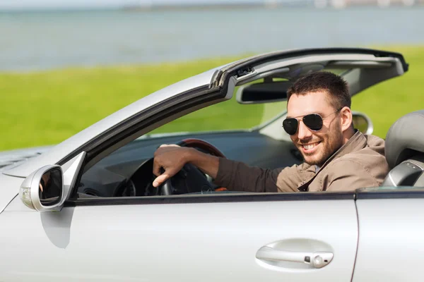 Homem feliz dirigindo carro cabriolet ao ar livre — Fotografia de Stock