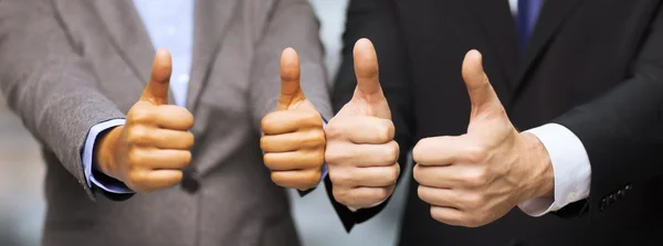 Hombre de negocios y mujer de negocios mostrando pulgares hacia arriba — Foto de Stock