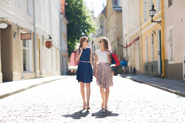 Счастливые женщины с сумками ходить по городу — стоковое фото