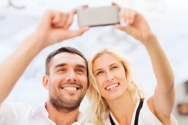 Couple heureux prenant selfie avec smartphone — Photo