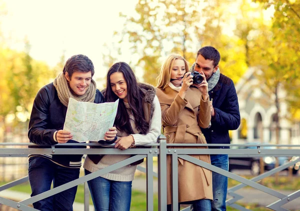 群与地图和相机的户外活动的朋友 — 图库照片