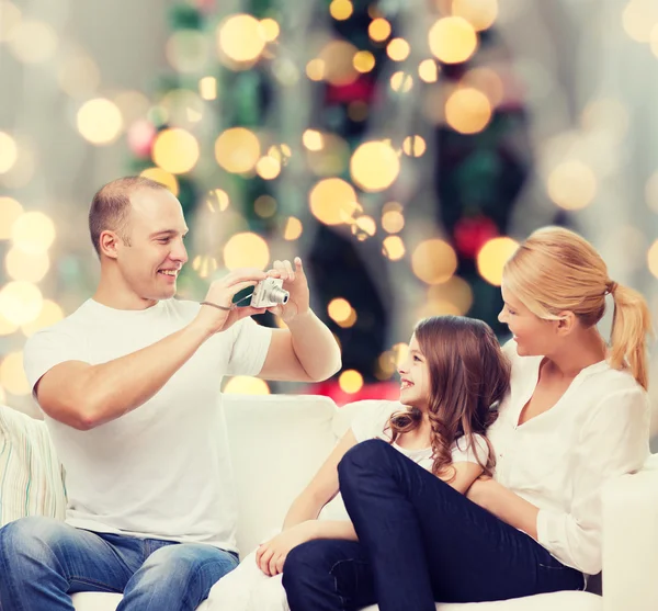 Família feliz com câmera em casa — Fotografia de Stock