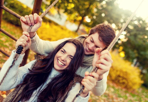 Couple souriant étreignant dans le parc d'automne Photo De Stock