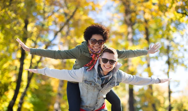 Happy teenage couple in shades having fun outdoors — Stock Photo, Image