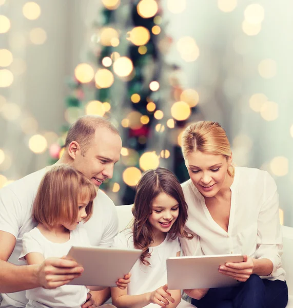 Familia feliz con Tablet PC — Foto de Stock