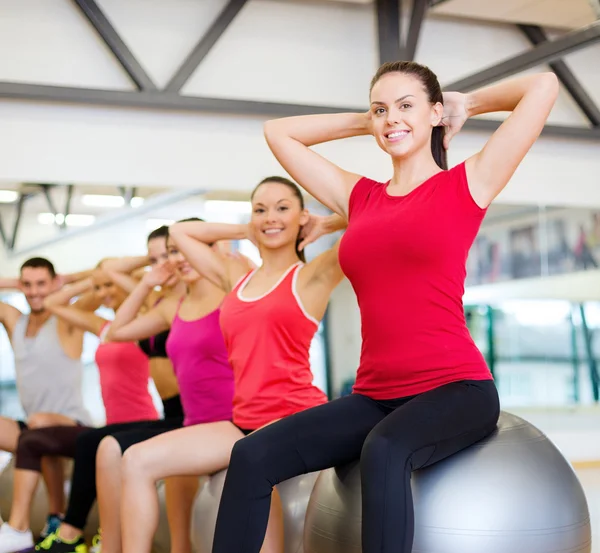 Grupo de pessoas trabalhando na aula de pilates — Fotografia de Stock