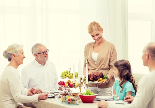 Familia sonriente teniendo una cena de vacaciones en casa — Foto de Stock