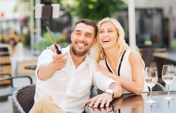 Feliz pareja tomando selfie con smartphone en la cafetería — Foto de Stock