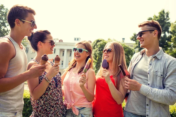 Group of smiling friends with ice cream outdoors — Stock Photo, Image