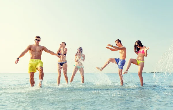 Happy vrienden plezier op zomer strand — Stockfoto