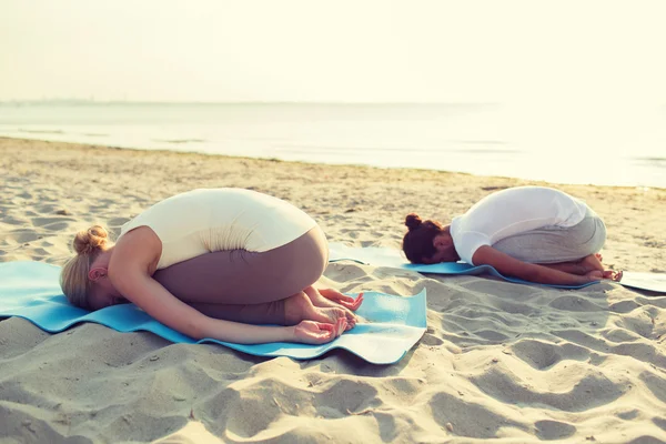 Par gör yogaövningar utomhus — Stockfoto