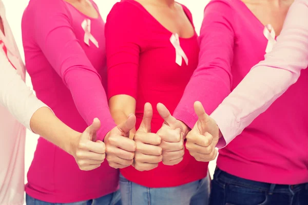 Primer plano de las mujeres con cintas de sensibilización contra el cáncer — Foto de Stock