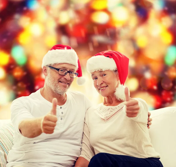 Felice coppia di anziani in cappelli Santa Helper — Foto Stock