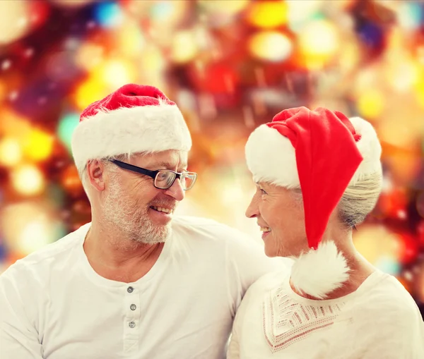 Feliz casal sênior em santa helper chapéus — Fotografia de Stock