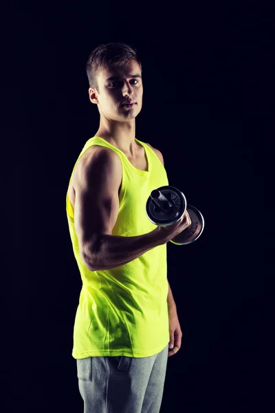 Jonge man met dumbbell — Stockfoto