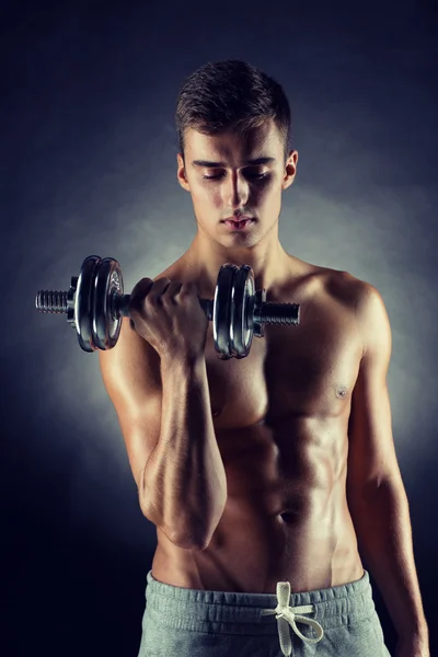 Dumbbell ile genç adam — Stok fotoğraf