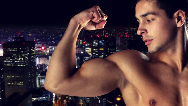 Close up of young man showing biceps — Stock Photo, Image