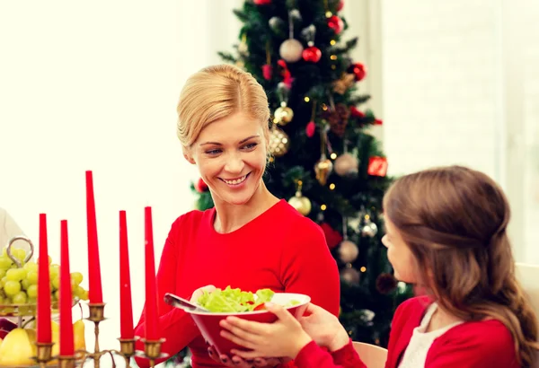 Familia sonriente teniendo una cena de vacaciones en casa — Foto de Stock