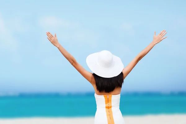 Ragazza con le mani sulla spiaggia — Foto Stock