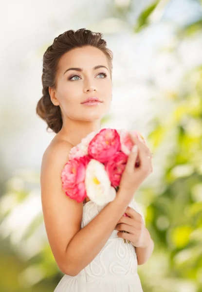 Vrouw met boeket bloemen — Stockfoto