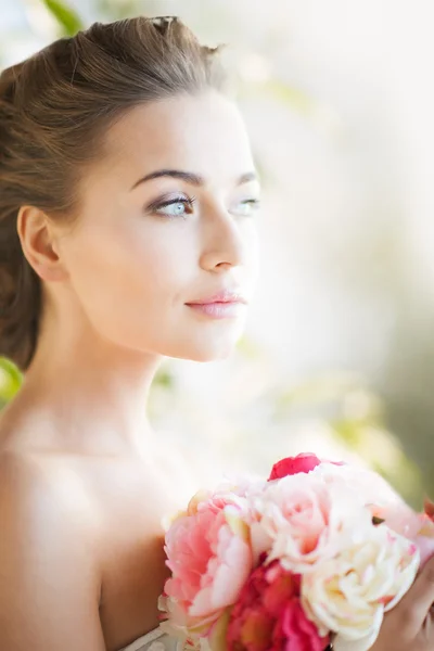 Jeune femme avec bouquet de fleurs — Photo