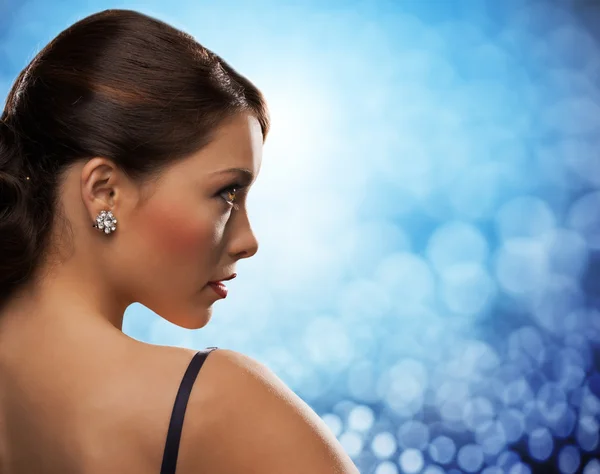 Femme avec boucles d'oreilles en diamant — Photo