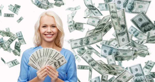 美元现金的面带笑容的女商人 — 图库照片