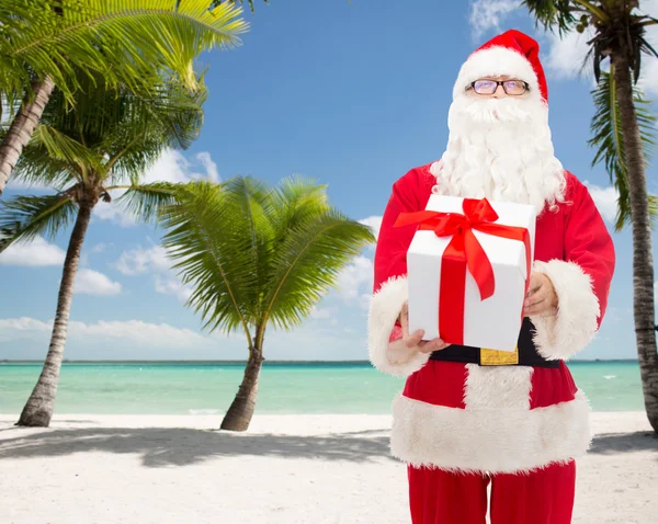 Homme en costume de Père Noël claus avec boîte cadeau — Photo