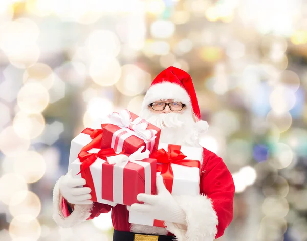 Homme en costume de Père Noël claus avec des boîtes-cadeaux — Photo