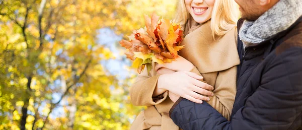 Nahaufnahme eines Paares, das sich vor herbstlichem Hintergrund umarmt — Stockfoto