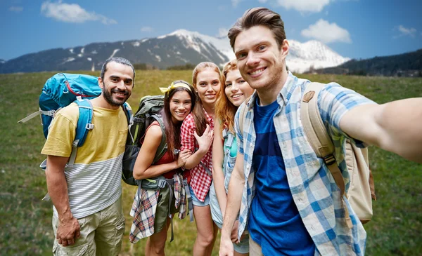 Amici con zaino scattare selfie in legno — Foto Stock