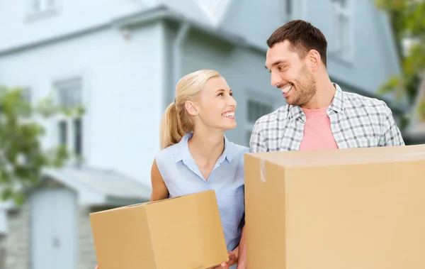 Пара з картонними коробками переїжджає в новий будинок — стокове фото