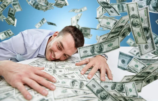 Happy affärsman med hög med pengar — Stockfoto