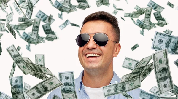 Щасливий чоловік з падаючими доларовими грошима — стокове фото