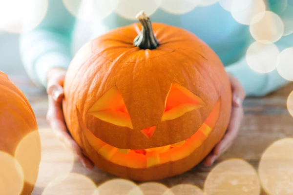 Primer plano de la mujer con calabazas en casa — Foto de Stock