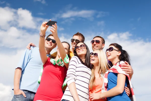 Gruppo di amici che scattano selfie con il cellulare — Foto Stock