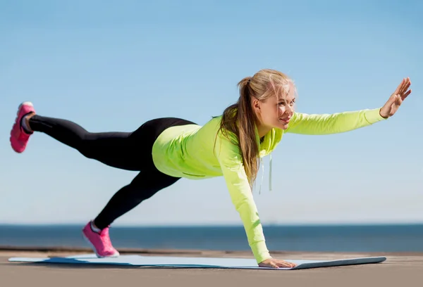 Kvinnan gör sport utomhus — Stockfoto