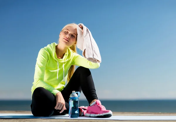 Vrouw rusten na het doen van sport buitenshuis — Stockfoto