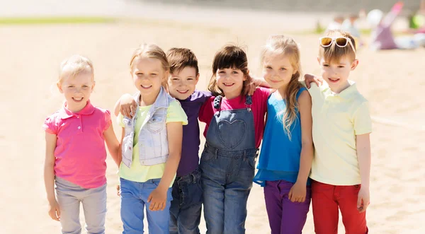 Grupo de niños felices en el parque infantil — Foto de Stock
