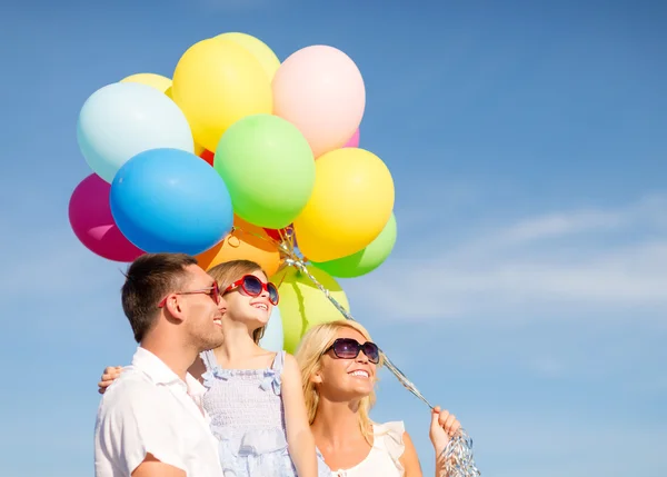 Lycklig familj med färgglada ballonger utomhus — Stockfoto