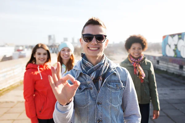 Feliz adolescente amigos mostrando ok signo en la calle —  Fotos de Stock