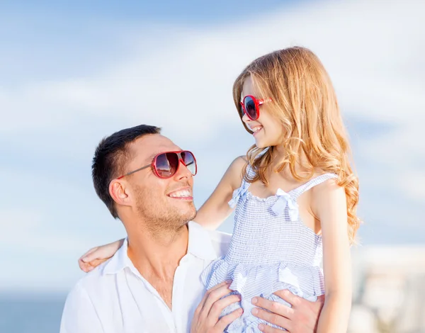 Glücklicher Vater und Kind mit Sonnenbrille über blauem Himmel — Stockfoto