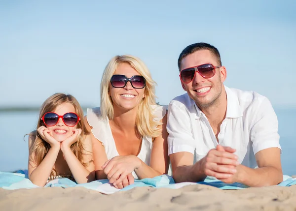 Familia feliz en la playa — Foto de Stock