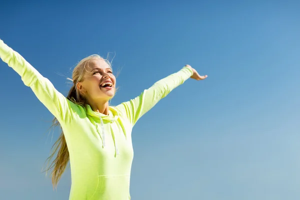 Mujer haciendo deportes al aire libre — Foto de Stock