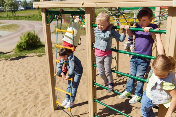 Gruppo di bambini felici nel parco giochi per bambini — Foto Stock